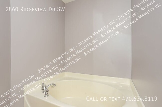 Building Photo - 2860 Ridgeview Dr