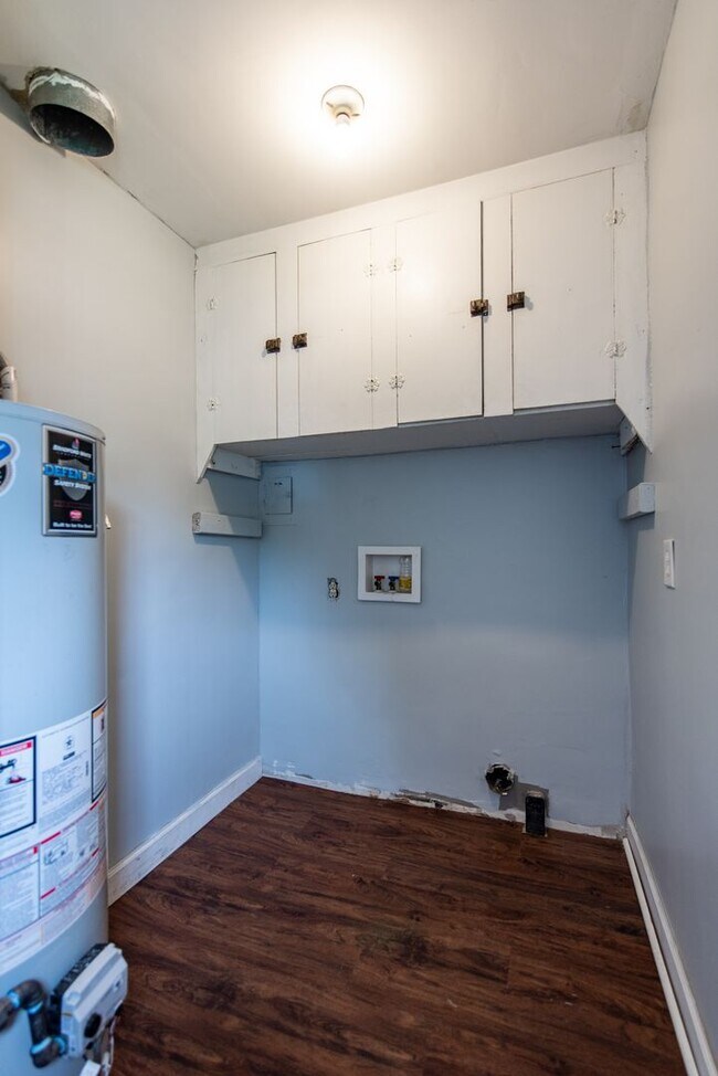 Building Photo - Charming 2-Bedroom Home with Bonus Attic S...