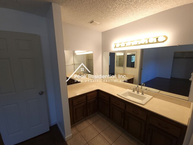 Building Photo - Cute Florin Area 3bd/2ba House with 2 Car ...