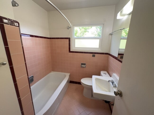 Building Photo - Pet-friendly Home Located in Eureka!