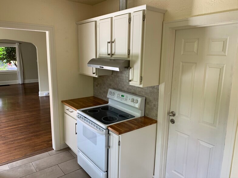 Building Photo - 5726 North Montana Avenue