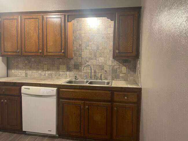 Building Photo - 223-225 Skylark Ct