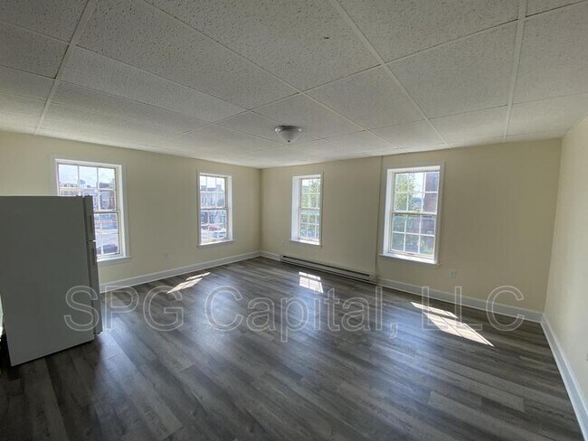 Building Photo - 5 Center Square