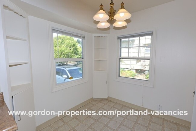 Building Photo - SE 57th Ave - 5 bedroom home with fireplac...