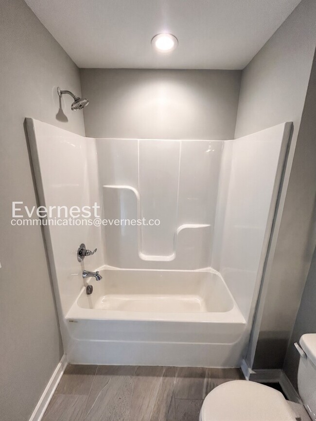 Building Photo - 2-Bed/2.5Bath Town Home/Pet Friendly/Available Soon!