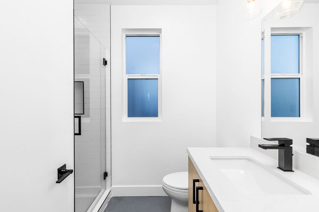 Building Photo - 603 N Harvard Blvd