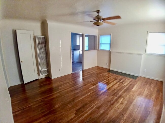 Building Photo - 915 Division St