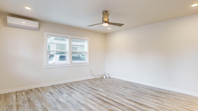 Building Photo - Beautiful 2 Bedroom 1.5 Bathroom Home! Sho...
