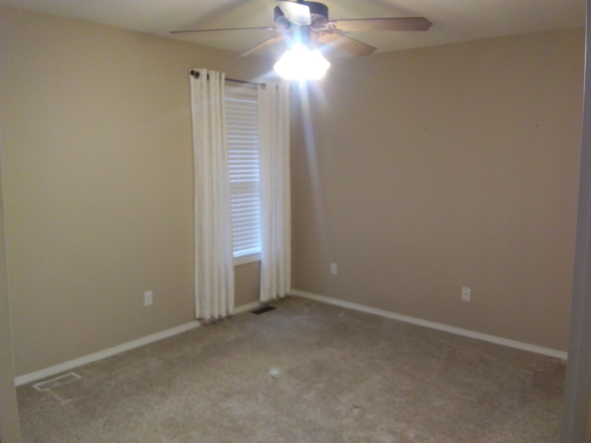 Master bedroom - 3013 N Fremont Ave