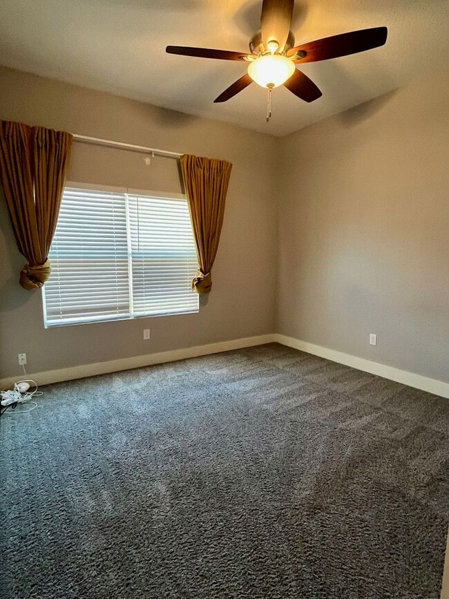 Building Photo - 3/2 Single Story Conveniently Located to D...