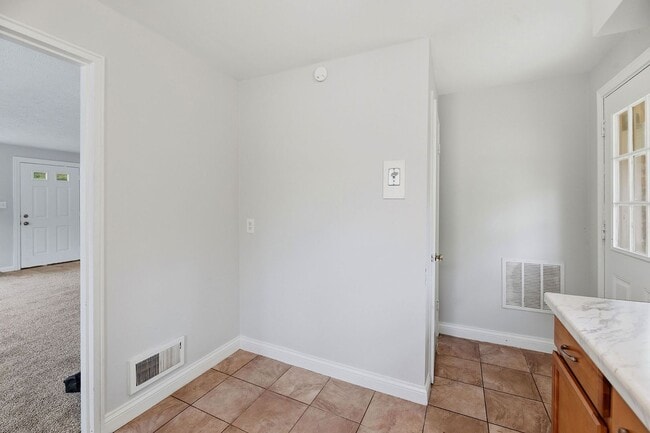 Building Photo - Delhi-Charming 2Bed 1 bath home