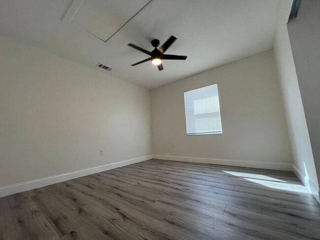 Building Photo - 310 E Tomlin St