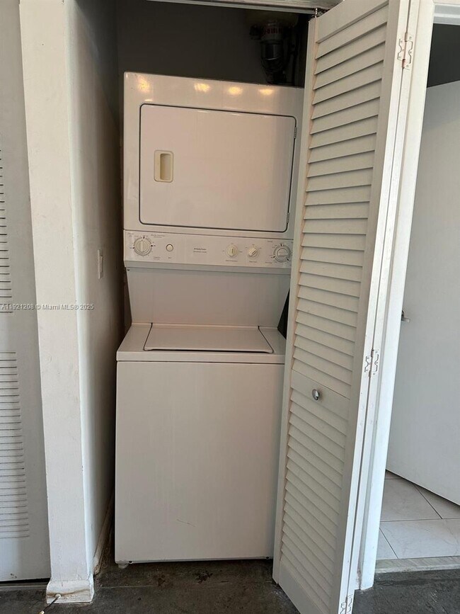 Building Photo - 133 NE 2nd Ave