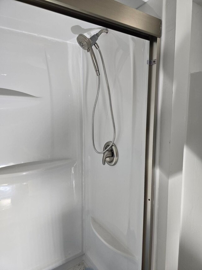 Building Photo - 655 S 7th Ave