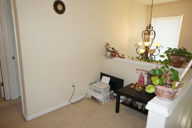 Building Photo - Beautiful Beaverton Townhouse