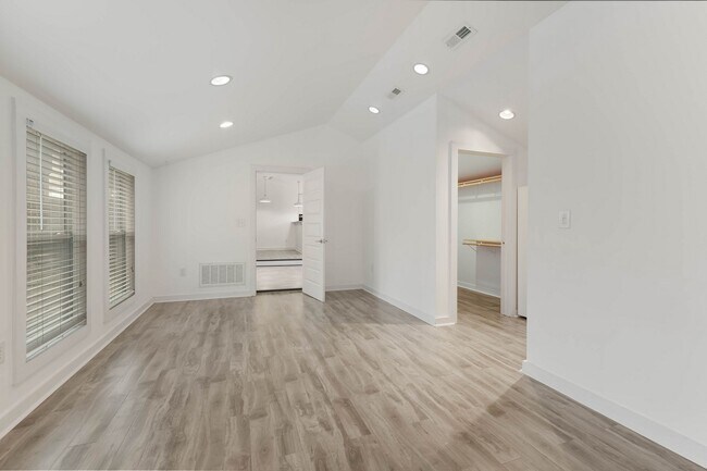 Building Photo - 121 W Woodlawn Ave