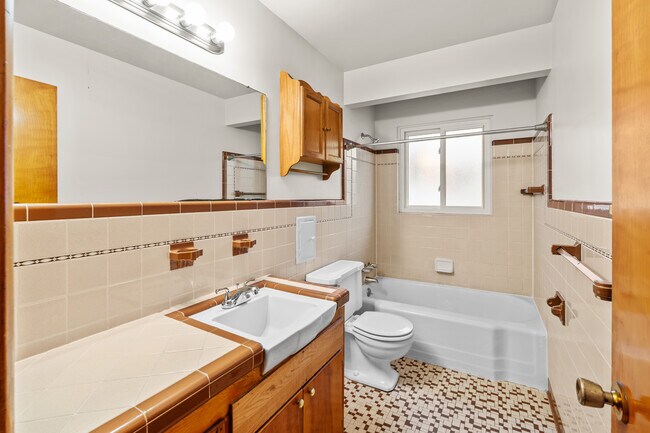 Building Photo - 5525 Sunnyside Dr