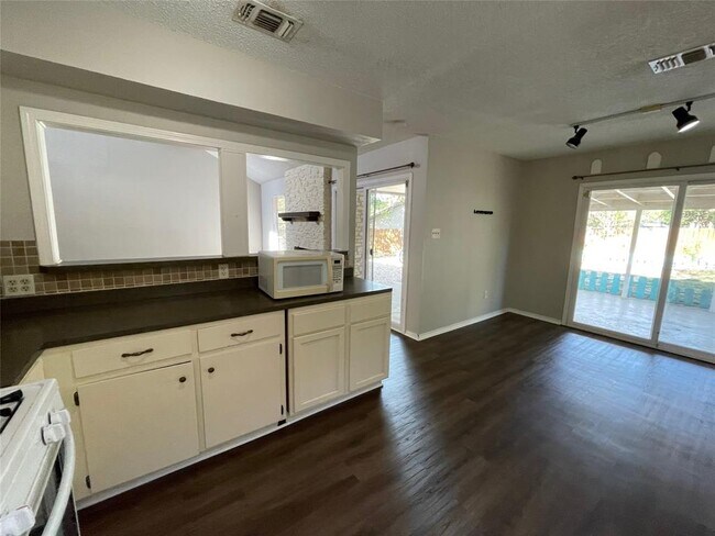 Building Photo - 412 Blue Valley Dr