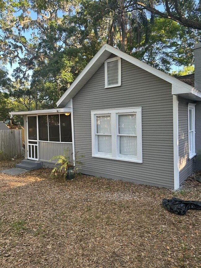 Building Photo - Beautiful 1 bedroom 1 bath bedroom bungalo...