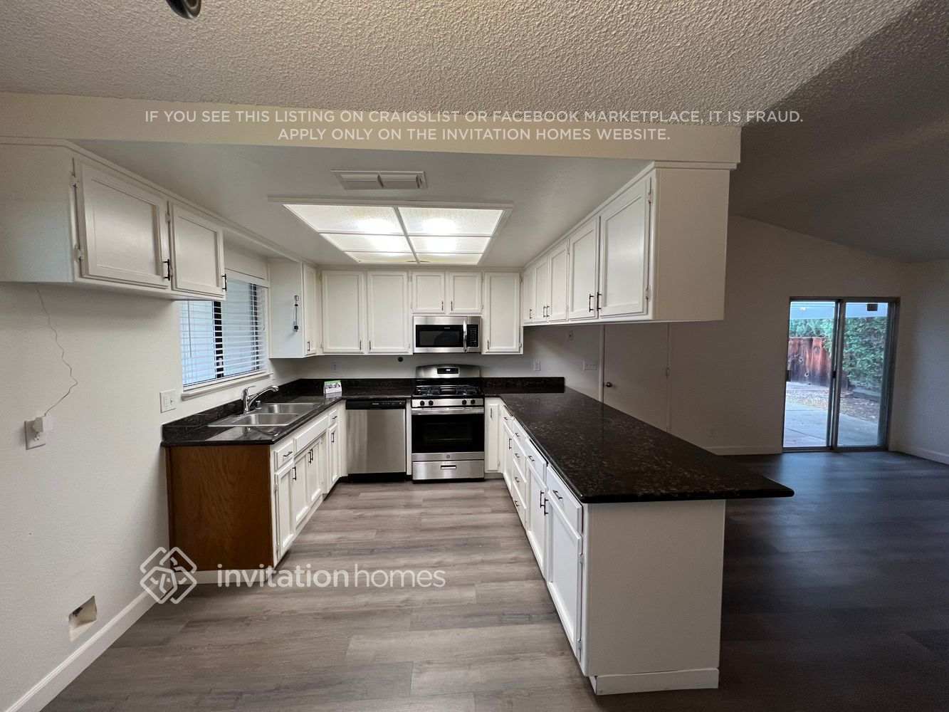 Building Photo - 460 Pelican Pl