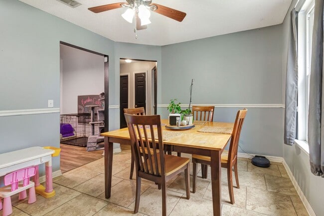 Building Photo - 3 Bedroom in Navarre! Move In $200 off 1st...