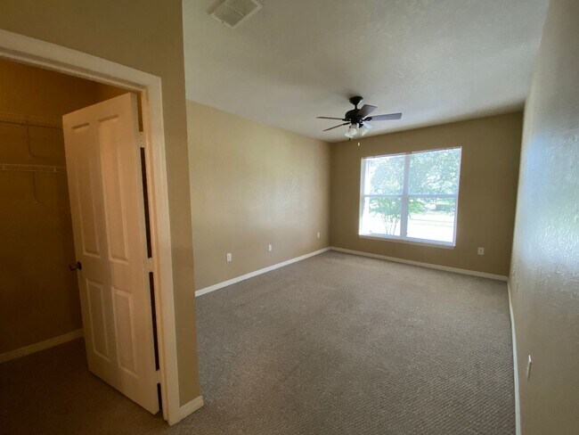 Building Photo - 1014 Hemingway Cir