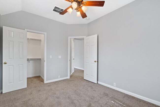 Building Photo - 10724 Thoroughbred Dr