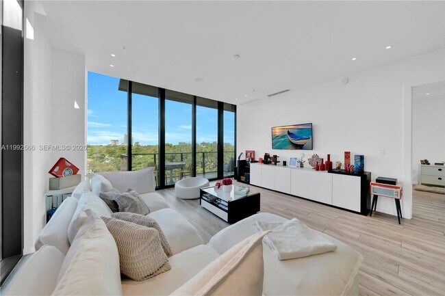 Building Photo - 3156 SW 27th Ave