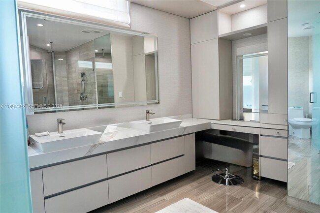 Building Photo - 1300 Brickell Bay Dr