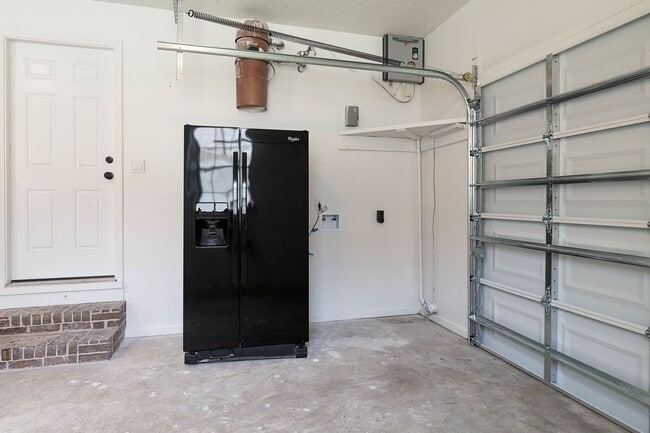 Building Photo - 3/2 Riverfront Brick Ranch, Access to the ...