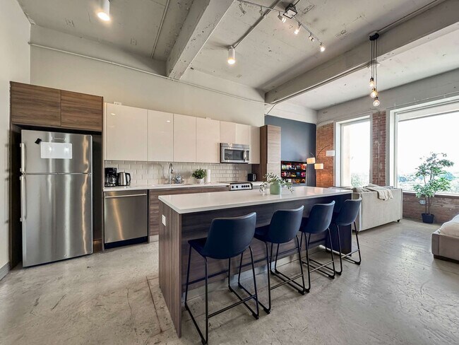 Building Photo - 555 Evergreen St