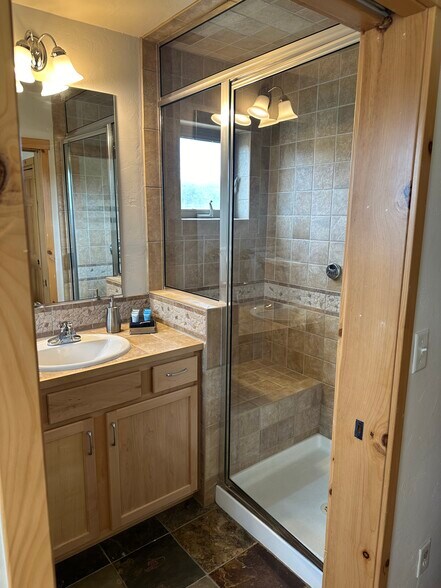 Building Photo - 424 Wolf Park Ln