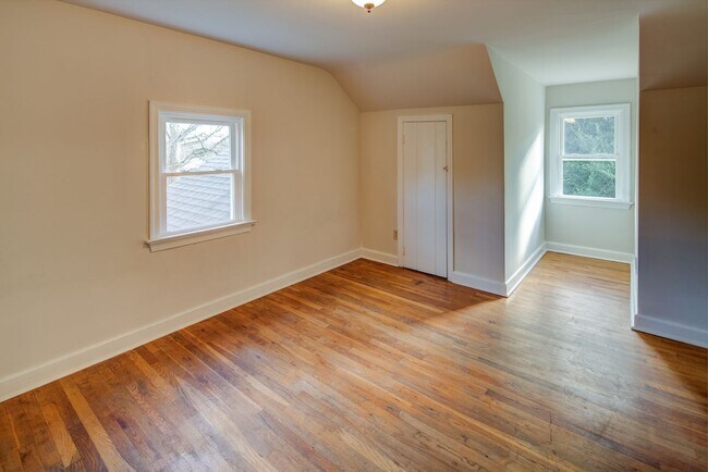 Building Photo - Charming Cecil Cape Cod Showing Saturday 12/13 9am-9:15am