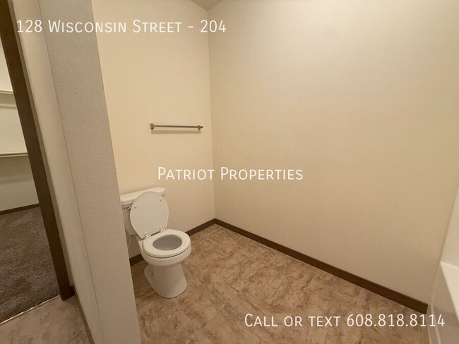 Building Photo - 128 Wisconsin St