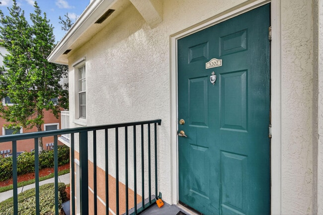 Building Photo - 3202 Myrtlewood Cir E