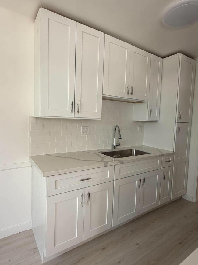 Building Photo - 1417 Armacost Ave