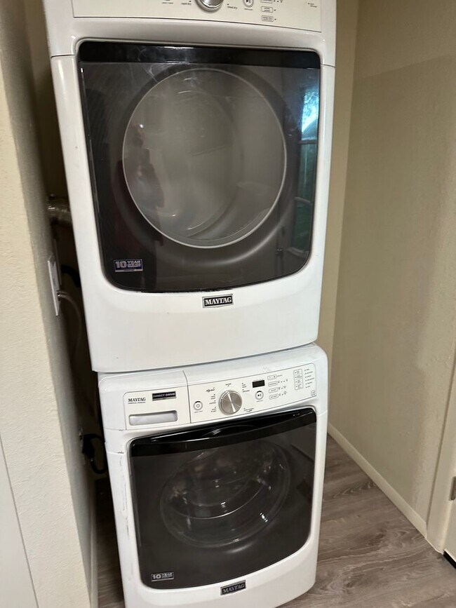 Building Photo - Bench Location Just Minutes to Downtown and BSU!