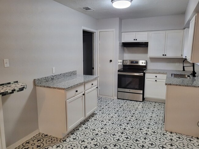 Building Photo - 1713 Chip-N-Dale Dr