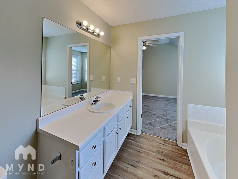 Building Photo - 185 Waters Edge Dr