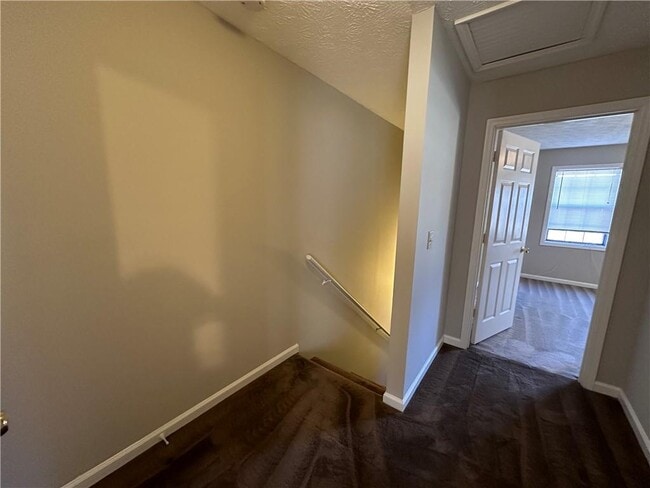 Building Photo - 502 Oakwood Ct