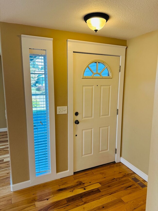 Building Photo - Charming Fisher's Landing Home