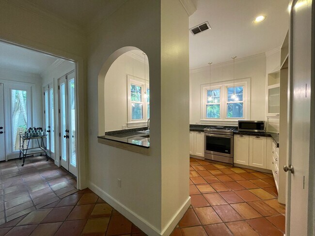 Building Photo - Davis Islands Spanish Med 3 Bed 2.5 Bath 1 car garage with Spool