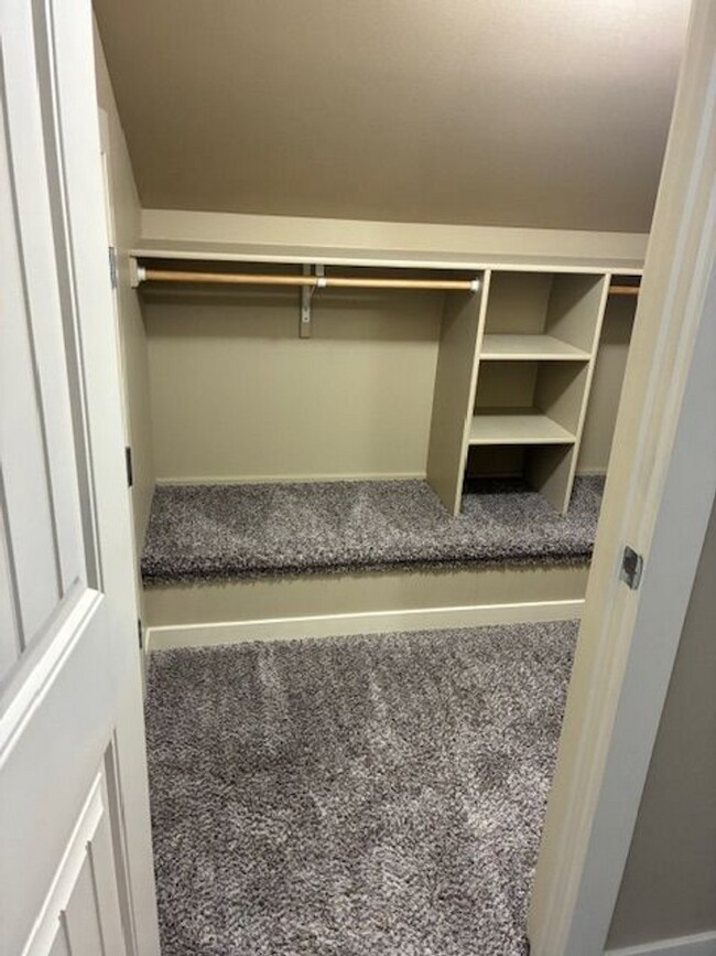 Building Photo - BW8920