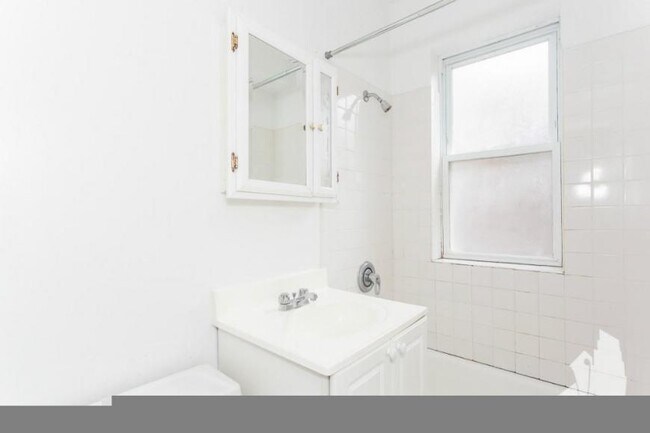 Building Photo - 2 bedroom in Chicago IL 60640