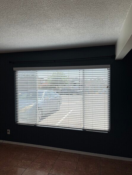 Large windows - 4068 Oakcrest Dr
