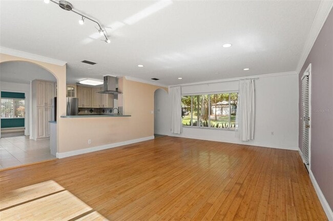 Building Photo - 2725 N Myrtle Ave