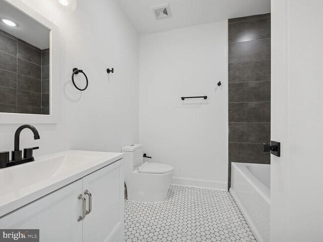 Primary Photo - 1614 Ridge Ave