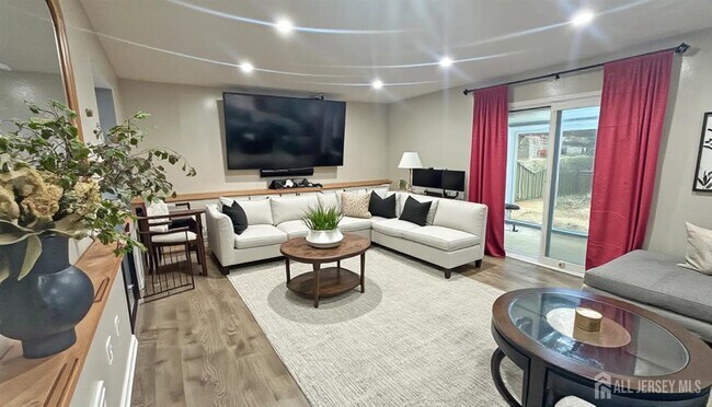 Building Photo - 8 Cosgrove Ct