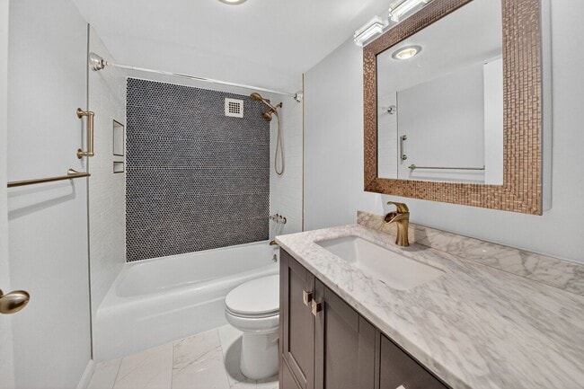 Building Photo - Water, Gas, Electric Utilities included in rent! Available Now! 1 Bed / 1 Bath Condo in the heart...