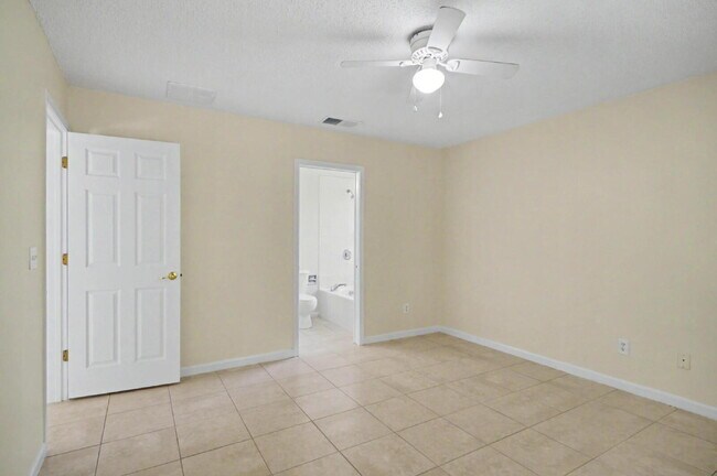 Building Photo - Indian Trails